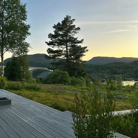 With Views Over Straumsundet Feriehus *